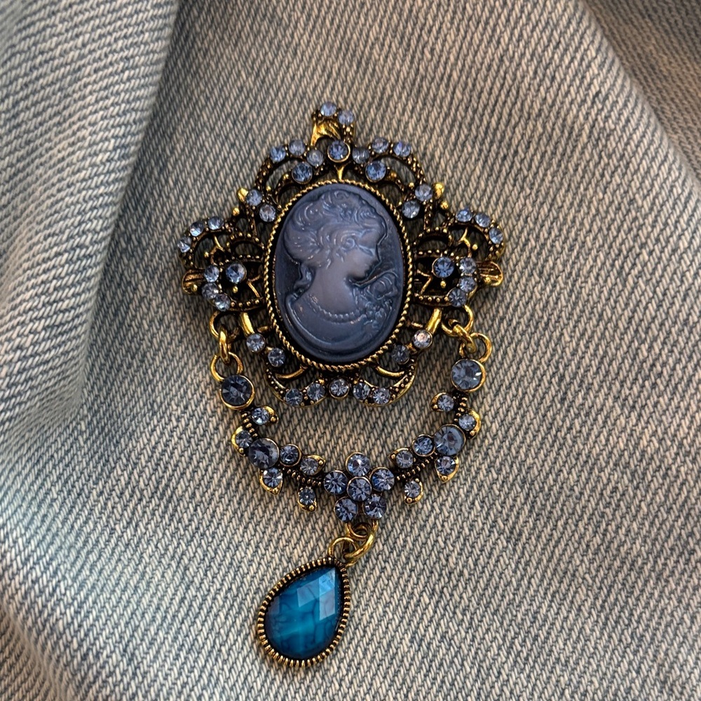 Aratta Vintage-Inspired Blue Cameo Statement Brooch blue beauty add to bag hat - Picture 2 of 3